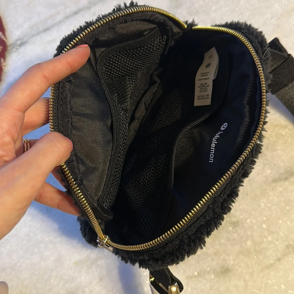 Lululemon Sherpa Belt Bag - Picture 5 of 6